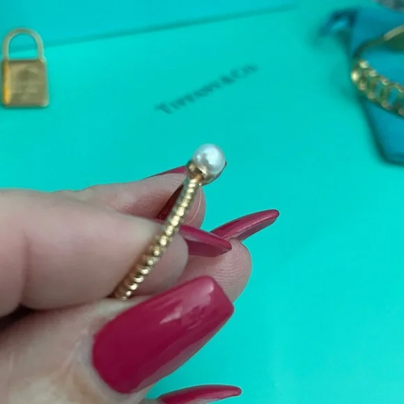 🎉🎉✨Goldtone Twist Pearl Ring✨Preloved Size 8 - Picture 4 of 8
